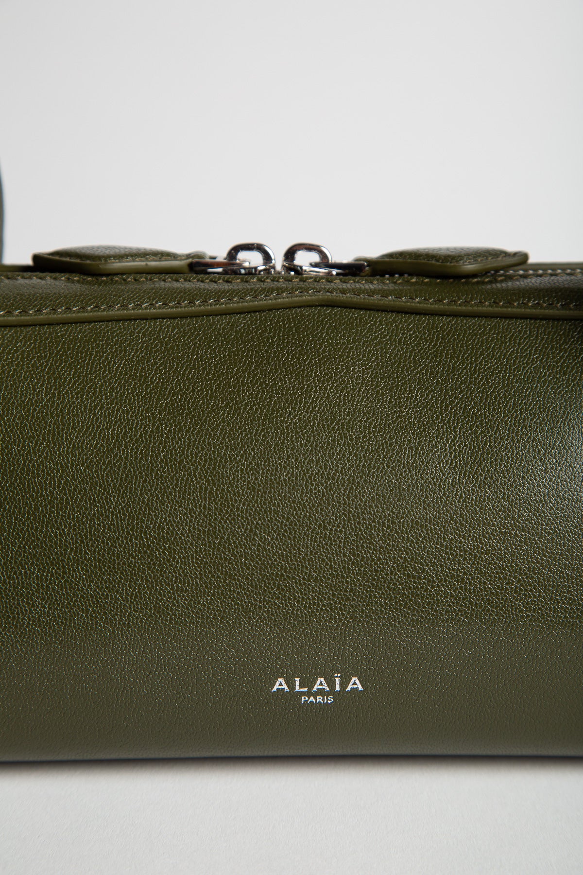 ALAÏA | LE TECKEL MEDIUM BAG IN GOATSKIN - Image 10