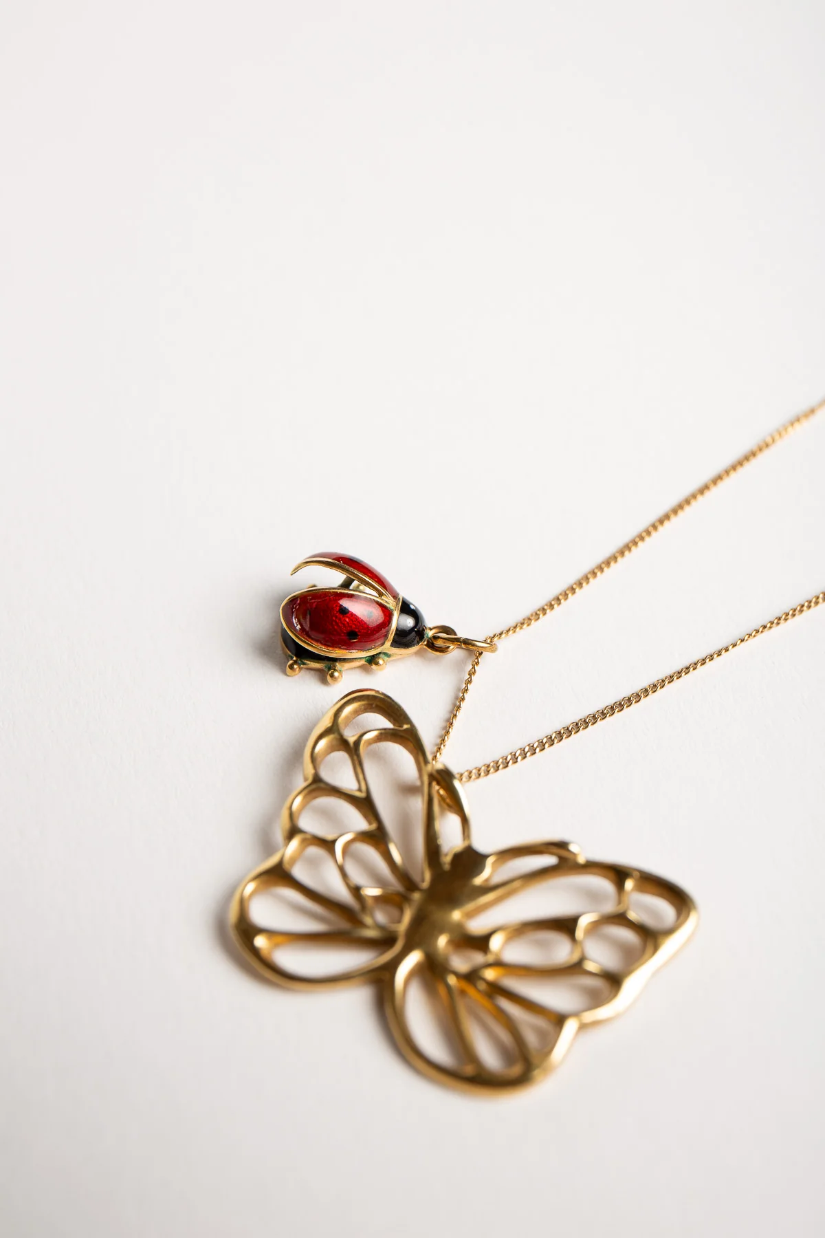 ANGELA CUMMINGS FOR TIFFANY & CO. | VINTAGE GOLD BUTTERFLY PENDANT WITH LADYBUG CHARM & CHAIN - Image 2