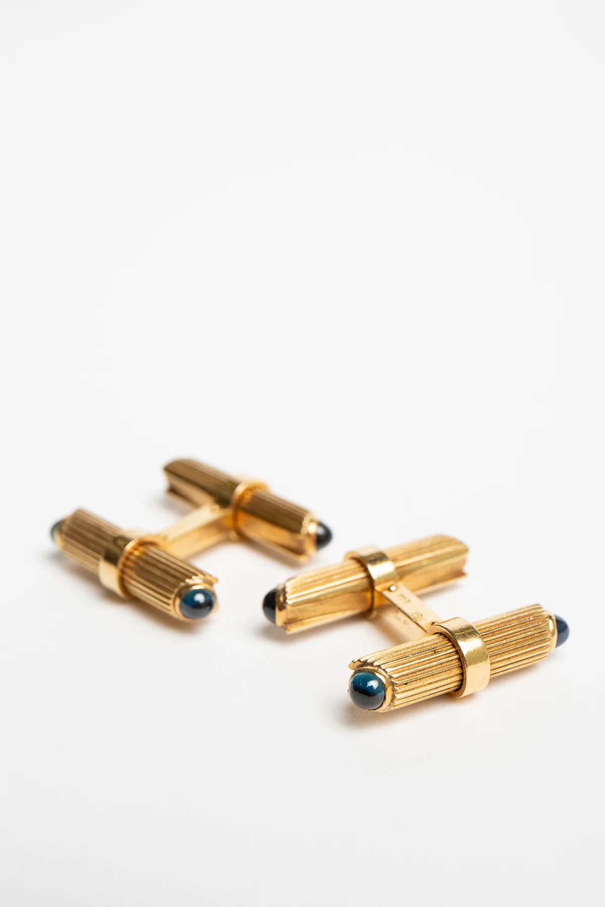 CARTIER | 18K GOLD SAPPHIRE CUFFLINKS - Image 2