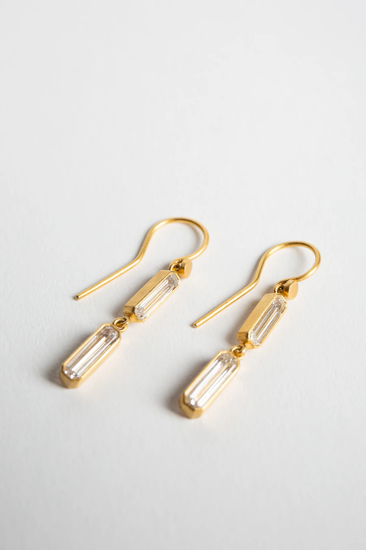 ELI HALILI | 22K BAGUETTE CUT DIAMOND EARRINGS - Image 2