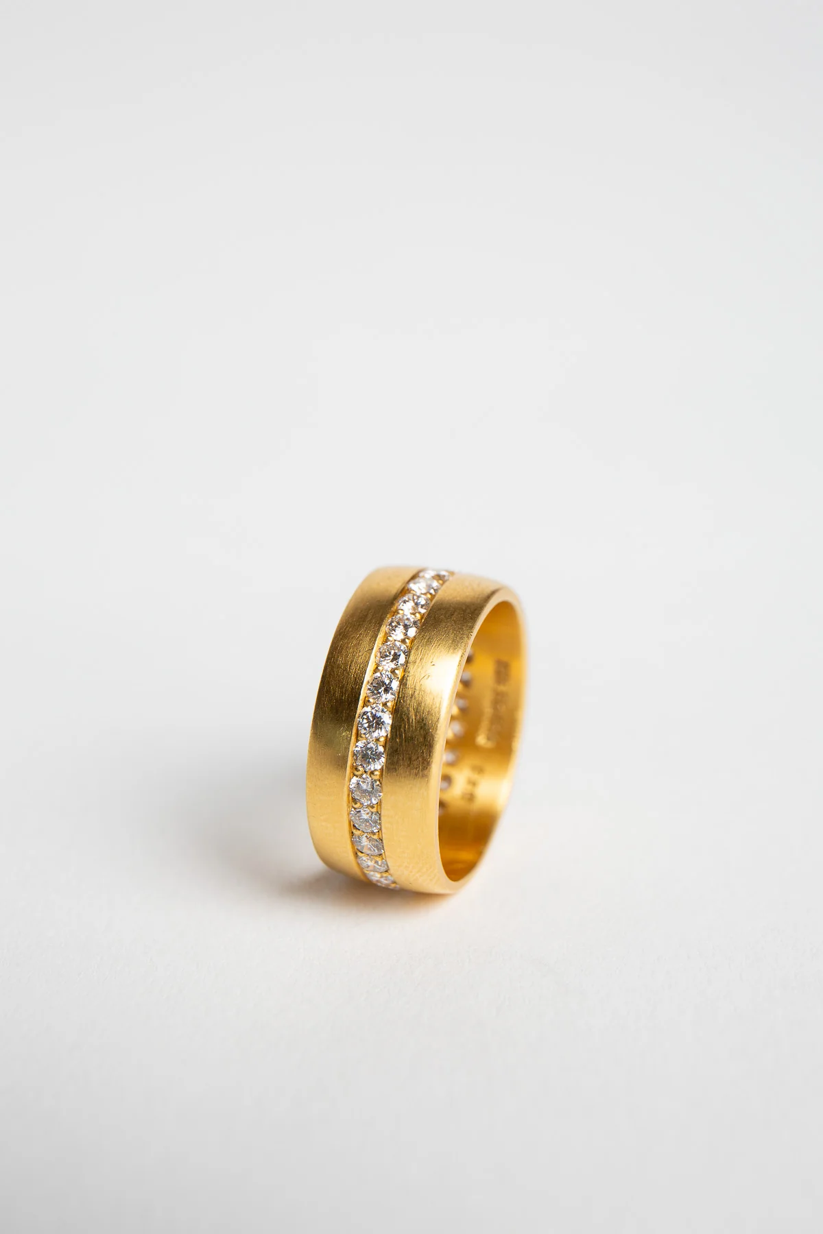 ELI HALILI | YELLOW GOLD & DIAMOND BAND RING - Image 2