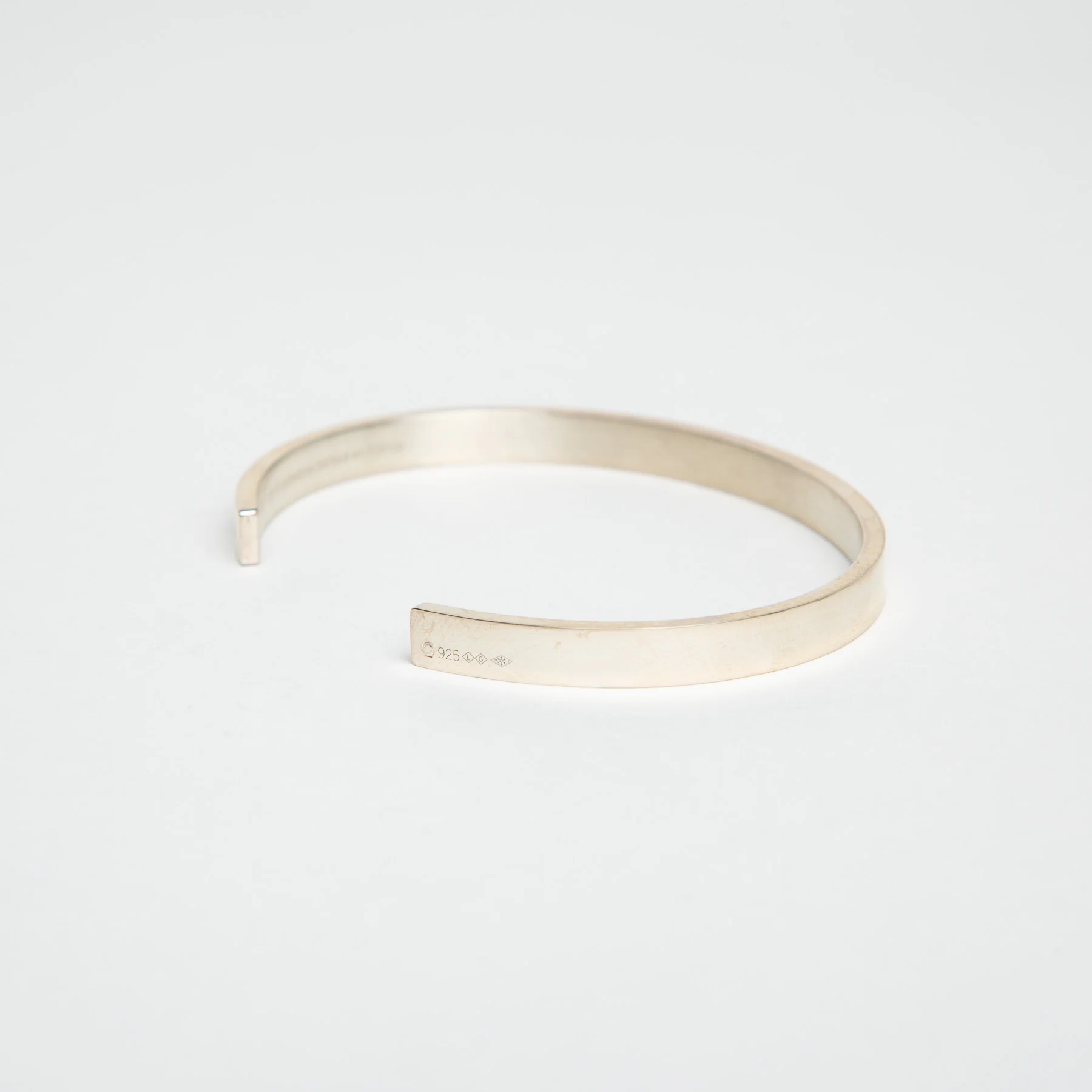 LE GRAMME | 15G POLISHED SILVER RIBBON CUFF BRACELET - Image 2