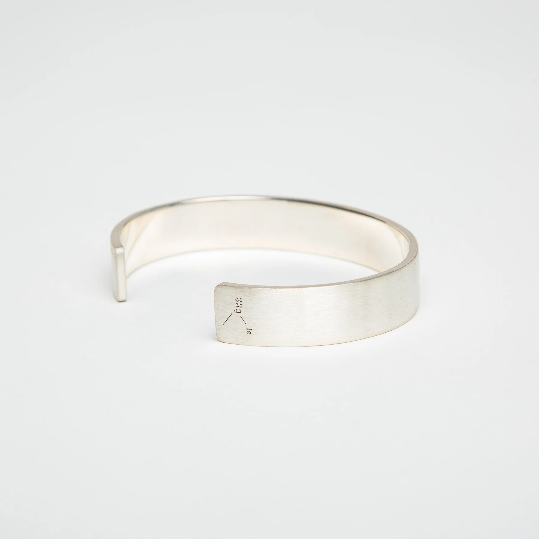 LE GRAMME | 33G BRUSHED SILVER RIBBON CUFF BRACELET - Image 2