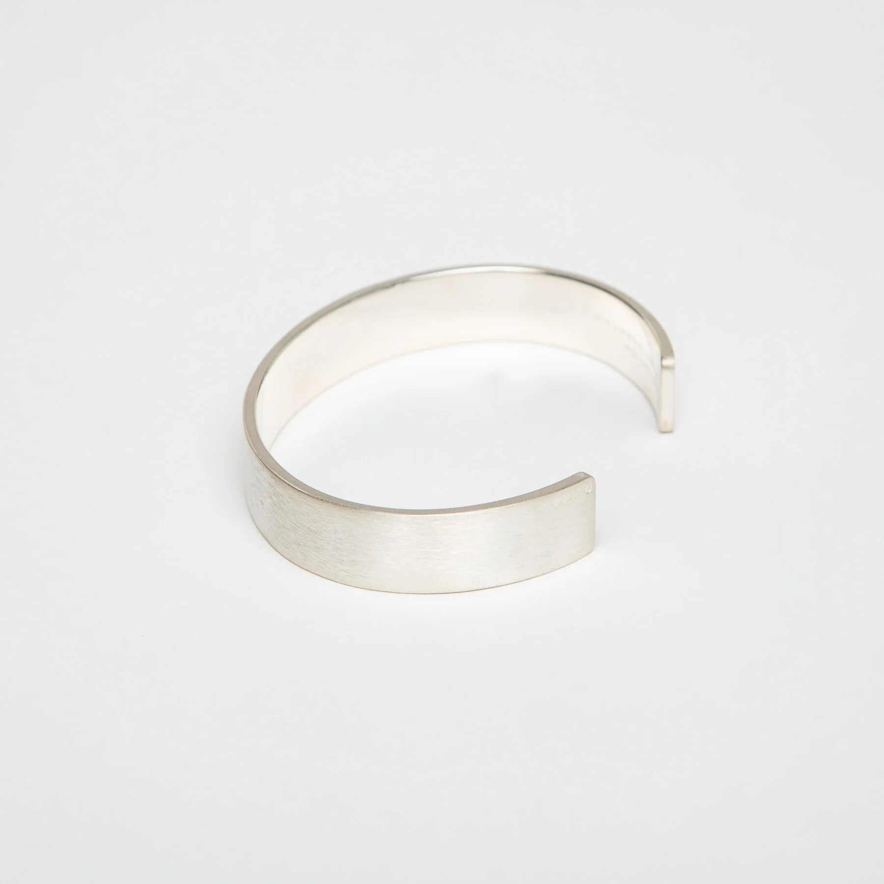 LE GRAMME | 33G BRUSHED SILVER RIBBON CUFF BRACELET - Image 3