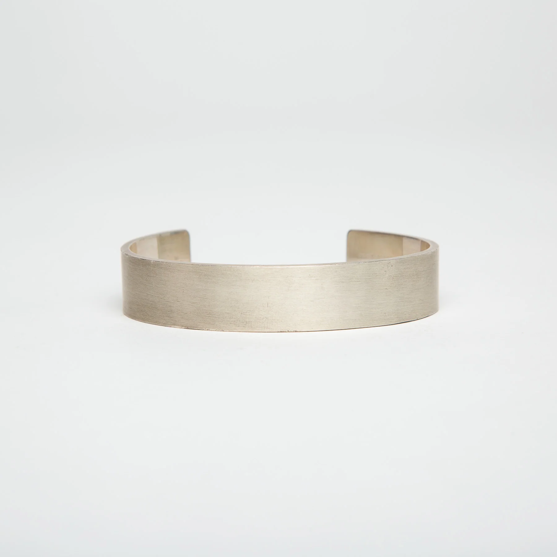 LE GRAMME | 41G BRUSHED SILVER RIBBON CUFF BRACELET