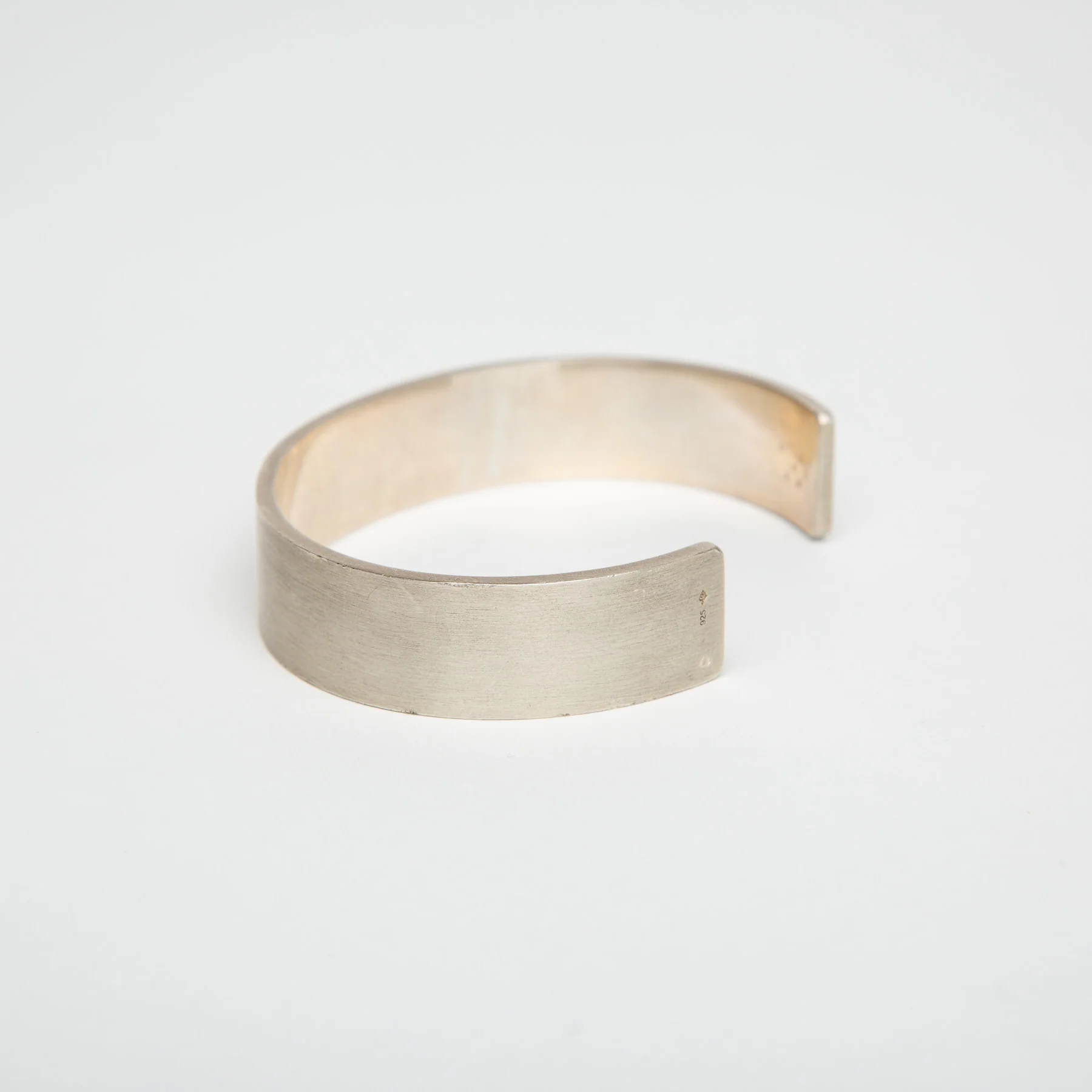 LE GRAMME | 41G BRUSHED SILVER RIBBON CUFF BRACELET - Image 3