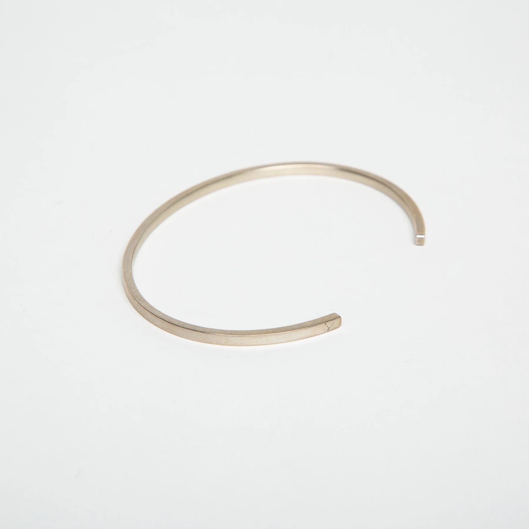 LE GRAMME | 7G POLISHED SILVER RIBBON CUFF BRACELET - Image 3