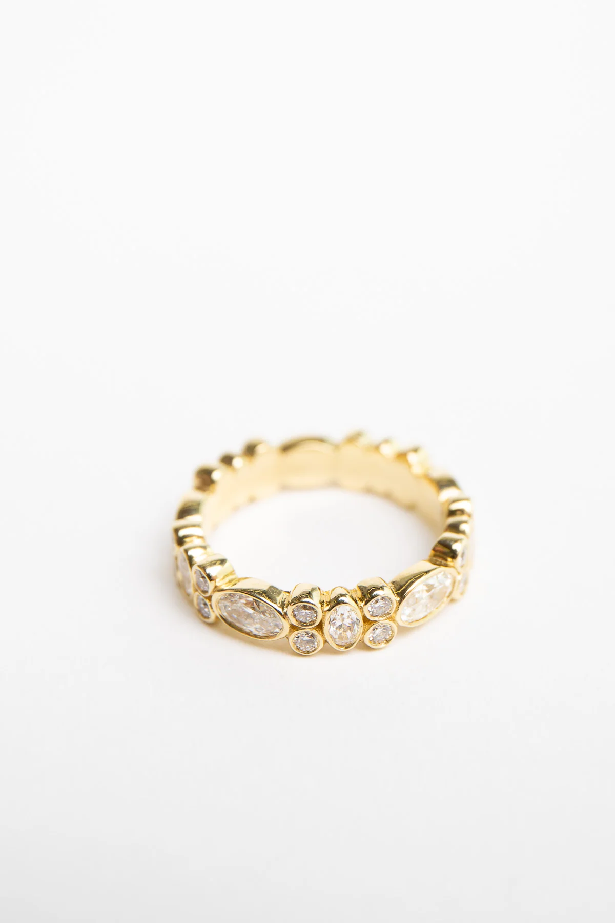 MAUD JEWELRY | 18K GOLD OVAL & ROUND DIAMOND STACK RING - Image 2