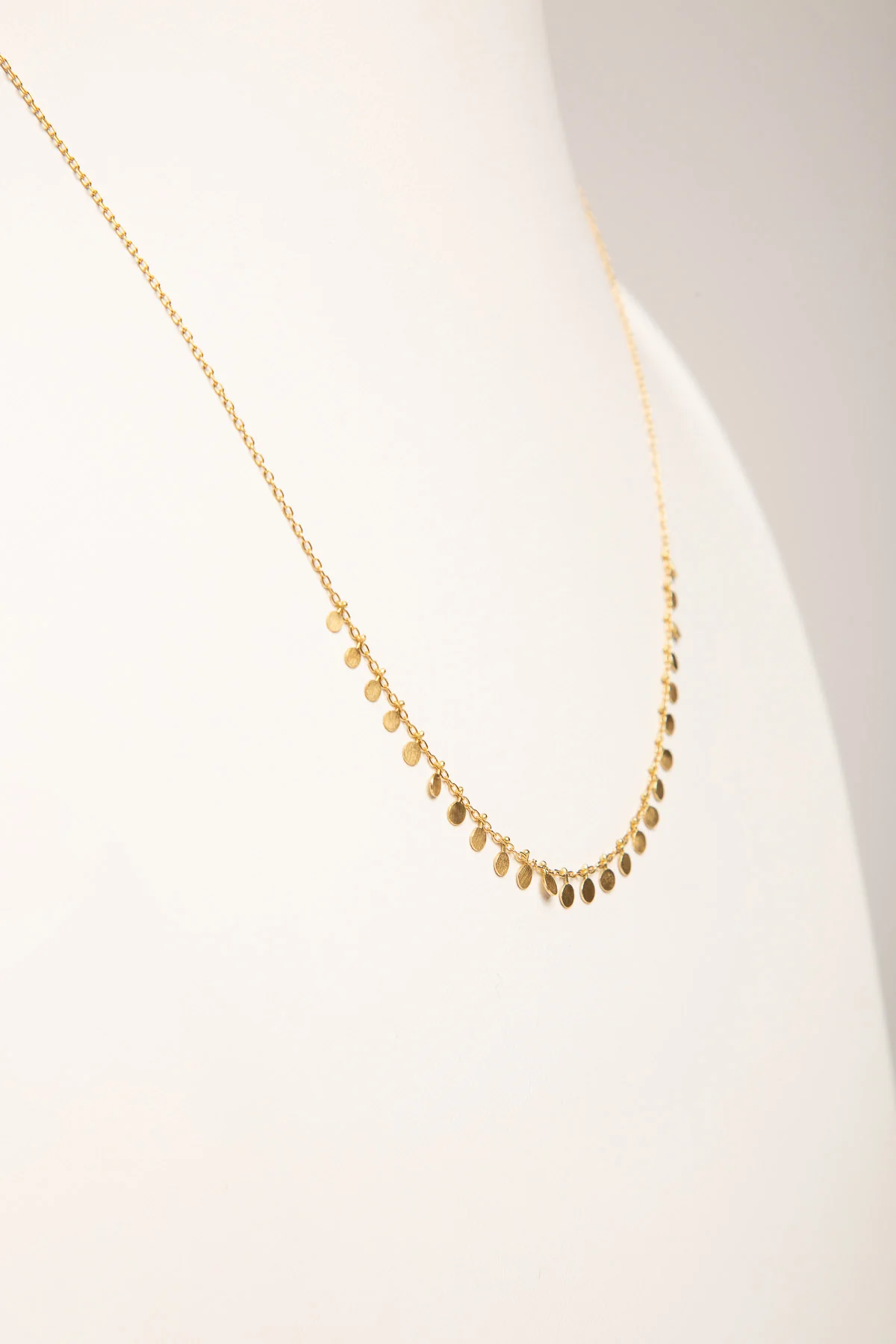 SIA TAYLOR | MEDIUM DOTS GOLD NECKLACE - Image 4