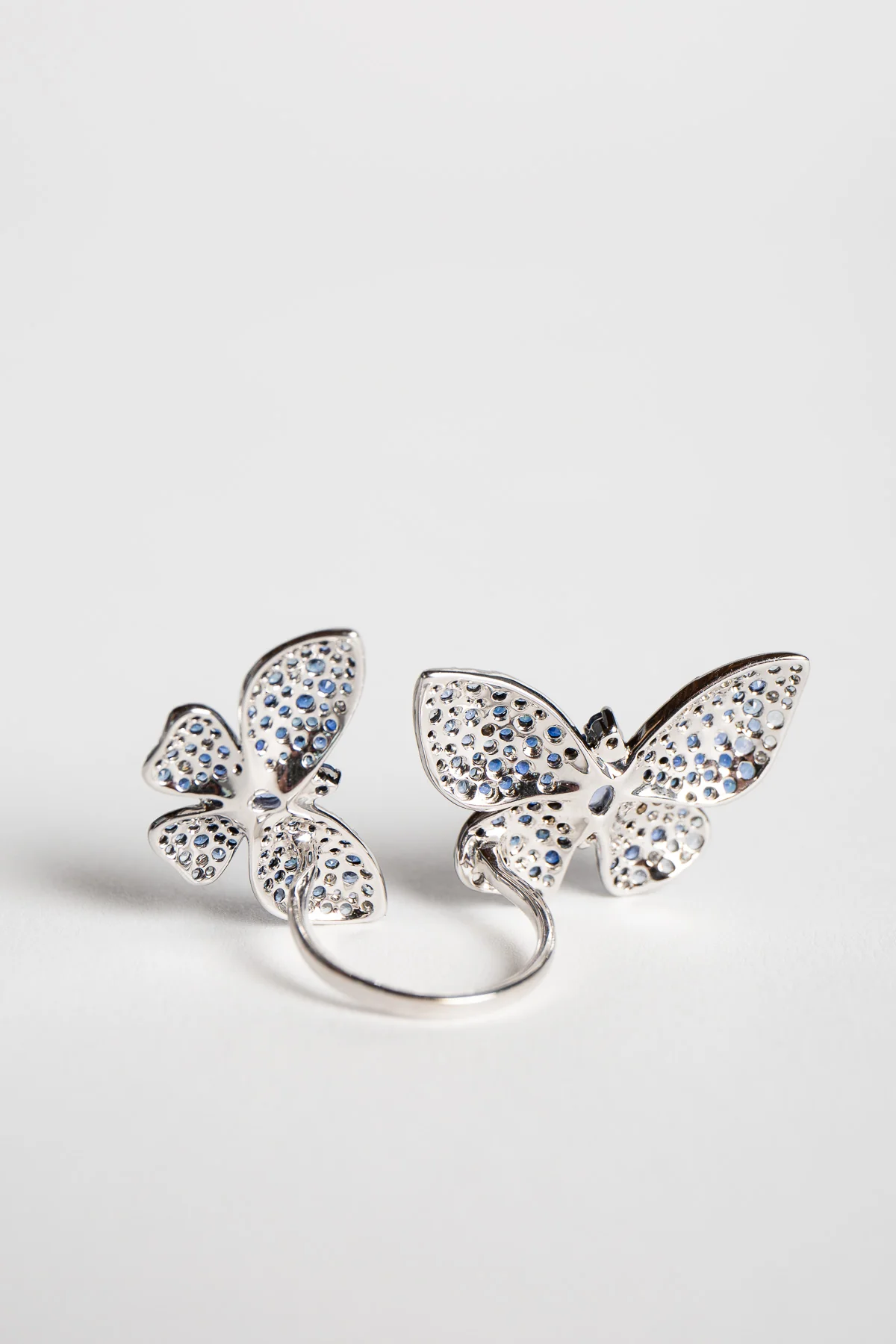 STEFERE | WHITE GOLD, DIAMOND, AND BLUE SAPPHIRE BUTTERFLY RING - Image 4