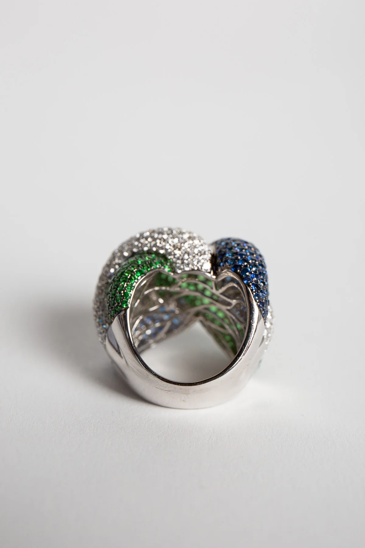 STEFERE | WHITE GOLD, DIAMOND, GREEN GARNET, BLUE SAPPHIRE KNOT RING - Image 4